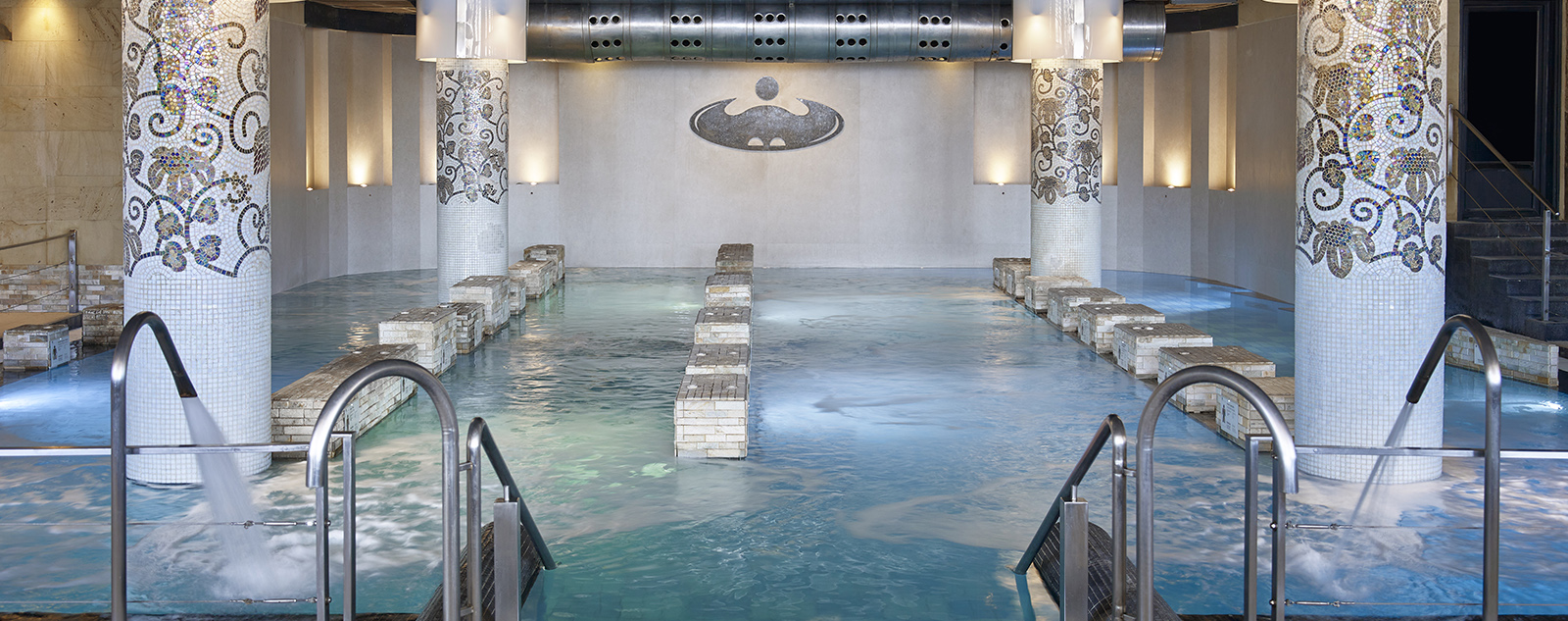 Piscina de talasoterapia de La Perla con columnas de mosaico